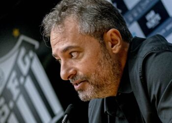 Alexandre Mattos em coletiva do Santos