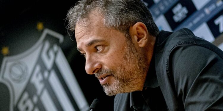 Alexandre Mattos em coletiva do Santos