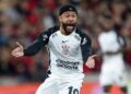 Memphis Depay durante jogo do Corinthians