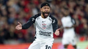 Memphis Depay durante jogo do Corinthians