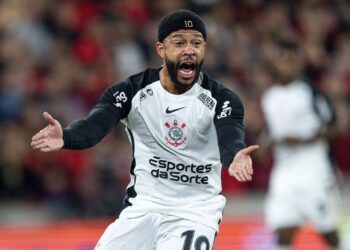 Memphis Depay durante jogo do Corinthians