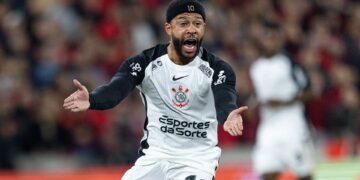 Memphis Depay durante jogo do Corinthians
