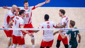Jogadores da Polônia comemoram ponto no Mundial de Vôlei