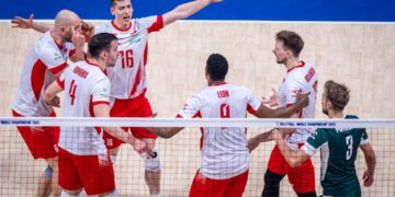 Jogadores da Polônia comemoram ponto no Mundial de Vôlei