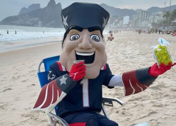 Mascote do New England Patriots em praia do Rio de Janeiro