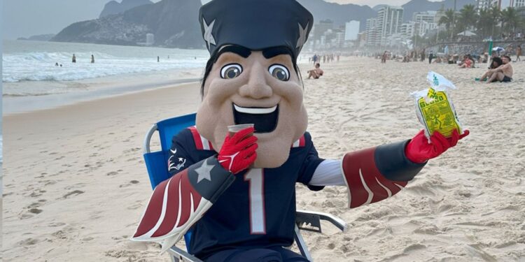 Mascote do New England Patriots em praia do Rio de Janeiro