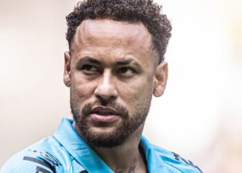 Neymar fala sobre gramado sintético na Arena MRV.