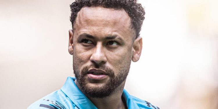 Neymar fala sobre gramado sintético na Arena MRV.