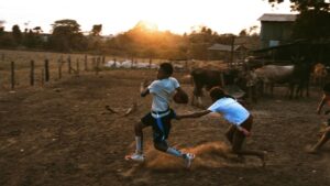 Meninos jogando futebol americano