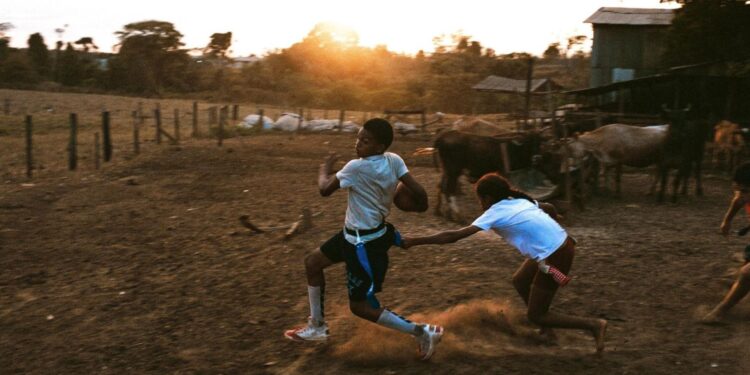 Meninos jogando futebol americano