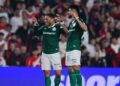 Vitor Roque e Flaco López comemorando gol do Palmeiras