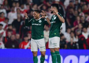 Vitor Roque e Flaco López comemorando gol do Palmeiras