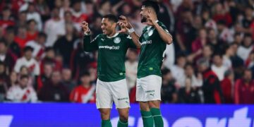 Vitor Roque e Flaco López comemorando gol do Palmeiras