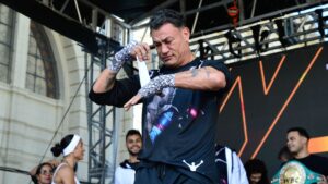Popó colocando faixa na mão