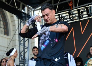 Popó colocando faixa na mão