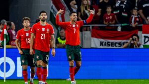 Cristiano Ronaldo comemorando gol com companheiros de Portugal