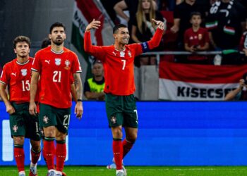 Cristiano Ronaldo comemorando gol com companheiros de Portugal