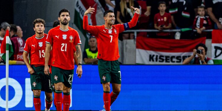 Cristiano Ronaldo comemorando gol com companheiros de Portugal