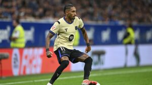 Raphinha durante jogo contra o Oviedo