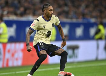 Raphinha durante jogo contra o Oviedo