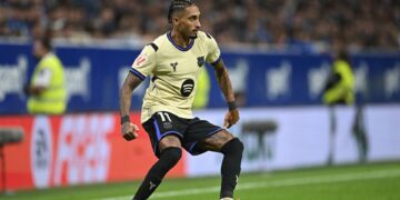 Raphinha durante jogo contra o Oviedo