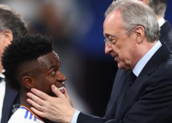 Real Madrid: Vini Jr. e Florentino Pérez, se cumprimentando