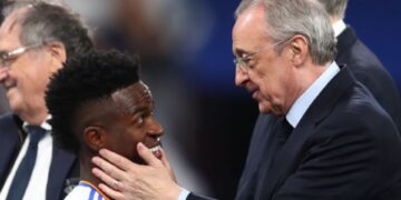 Real Madrid: Vini Jr. e Florentino Pérez, se cumprimentando