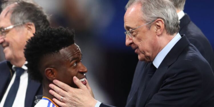 Real Madrid: Vini Jr. e Florentino Pérez, se cumprimentando