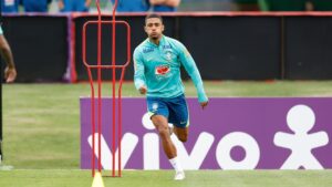Samuel Lino em treino da Seleção Brasileira