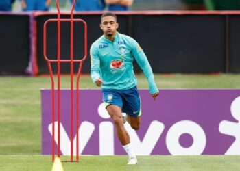 Samuel Lino em treino da Seleção Brasileira