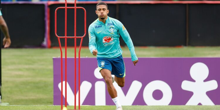 Samuel Lino em treino da Seleção Brasileira