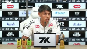 Santos apresenta Alexis Duarte.