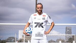 Billal Brahimi já vestindo a camisa do Santos