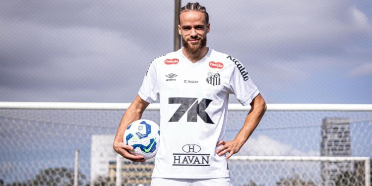 Billal Brahimi já vestindo a camisa do Santos
