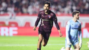 Jogador da LDU comemora gol sobre o São Paulo