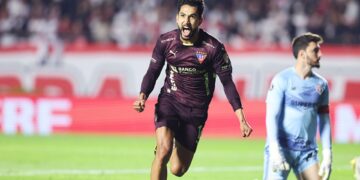 Jogador da LDU comemora gol sobre o São Paulo
