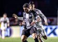 Jogadores de São Paulo e Ceará disputando bola