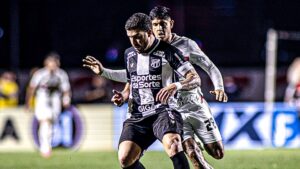 Jogadores de São Paulo e Ceará disputando bola