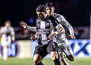 Jogadores de São Paulo e Ceará disputando bola