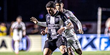 Jogadores de São Paulo e Ceará disputando bola