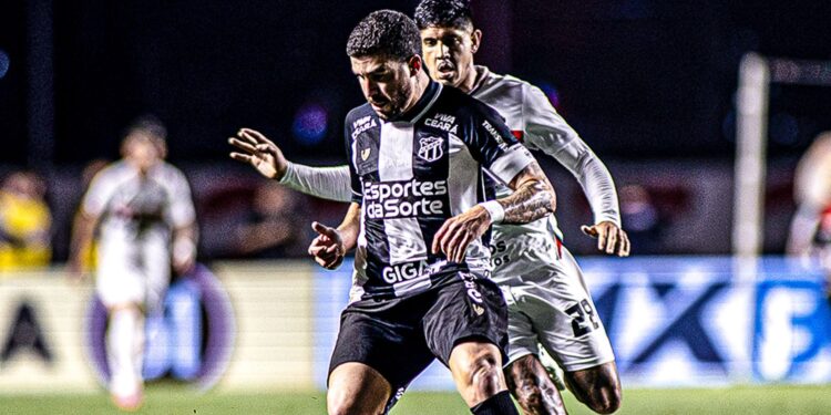 Jogadores de São Paulo e Ceará disputando bola