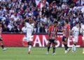 Enquanto jogadores do LDU comemoram gol, os do São Paulo lamentam