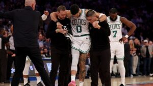 Tatum recebendo ajuda após sofrer a lesão