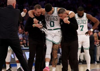 Tatum recebendo ajuda após sofrer a lesão