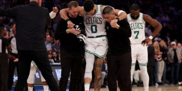 Tatum recebendo ajuda após sofrer a lesão