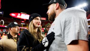 Taylor Swift ao lado de seu noivo Travis Kelce