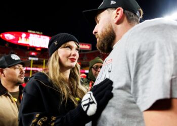 Taylor Swift ao lado de seu noivo Travis Kelce