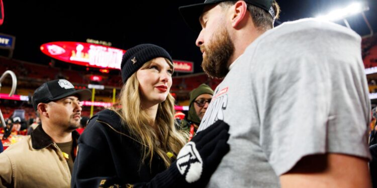 Taylor Swift ao lado de seu noivo Travis Kelce