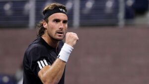 Tsitsipas comemorando ponto