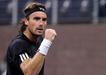 Tsitsipas comemorando ponto